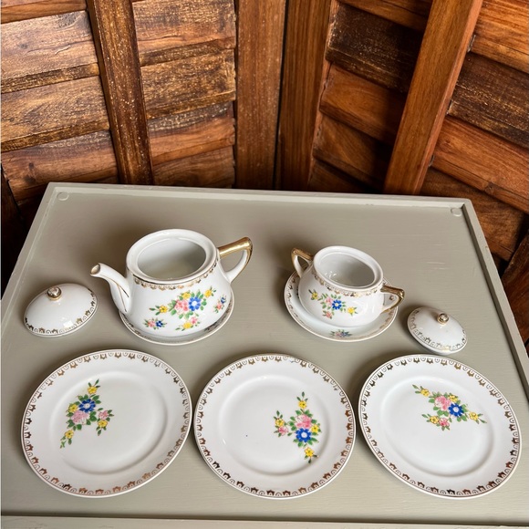 Children’s porcelain 9 pieces china tea set. Flowers w/ gold accents. Adorable🥰 - Picture 10 of 10